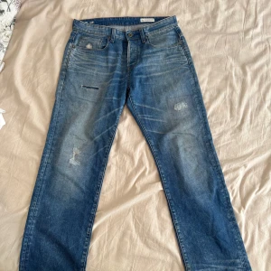 Gstar jeans - Säljer ett par snygga gstar jeans som är lite mer åt loose/baggy hållet. Byxorna har lite sliten design med snygg wash. Hör av er vid funderingar!