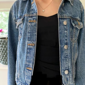 Klassisk jeansjacka från Primark - Säljer en klassisk blå jeansjacka från Primark i storlek 36. Jackan har silverfärgade knappar, bröstfickor med lock och snygga kontrastsömmar. Perfekt snygg  jacka i vardagen.Säljer  på grund av att den är för liten.