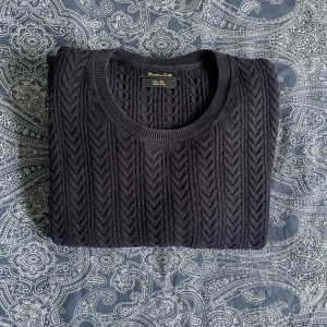 Mörkblå stickad tröja Massimo Dutti - Stickad tröja massimo dutti, gjord i bomull och silke. Bra skick, storlek L men sitter som M.