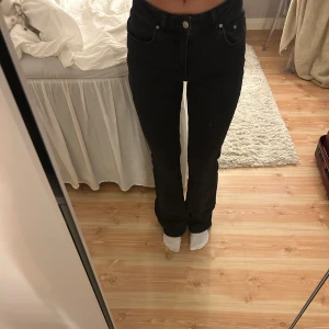 Flare Midwaist Jeans  - Säljer dessa jeans från ginatricot i storlek 38, jag är 172 cm lång och dom går ända ner på mig 