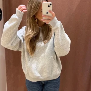 Grå hoodie med ficka - Säljer eftersom jag aldrig riktigt använt den.💖