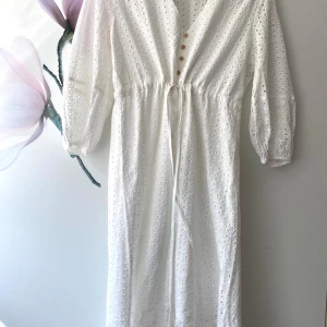 Vit långklänning - Helt ny utan prislapp! M men passar också som S. Pris kan diskuteras!