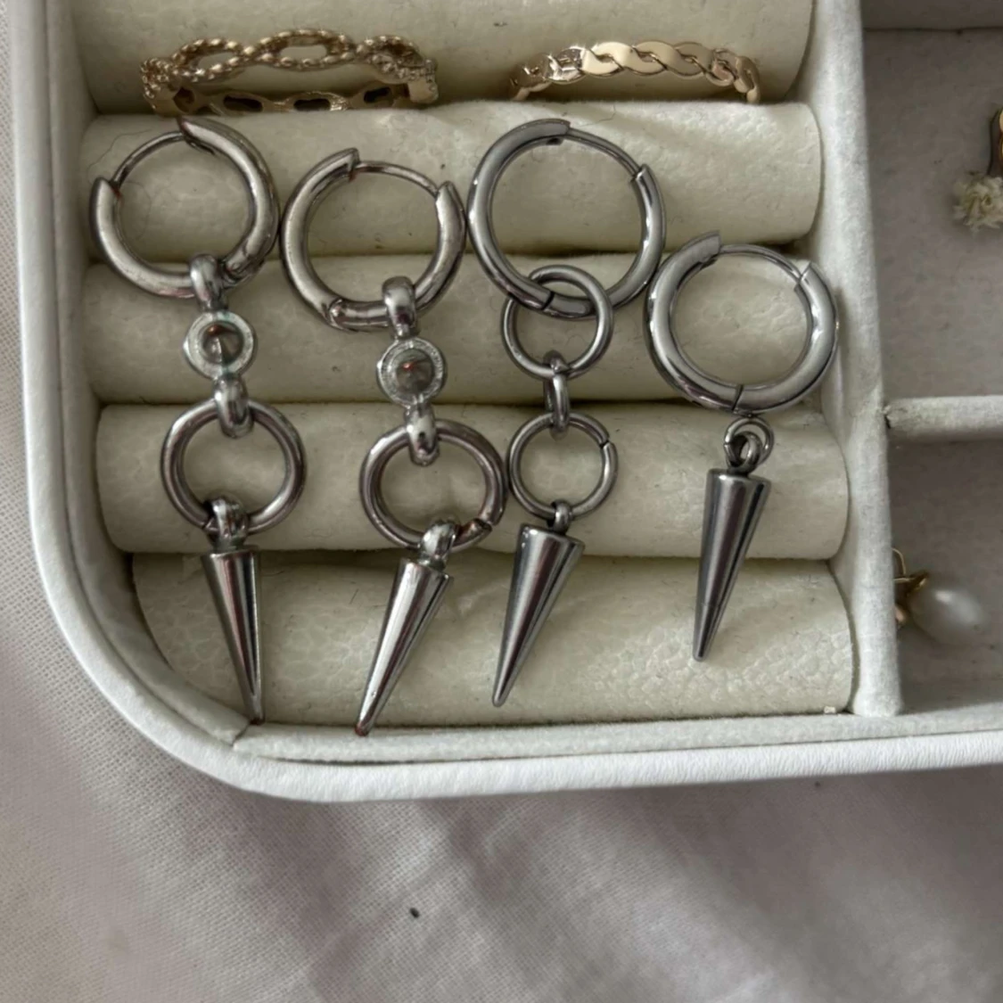 Silvriga örhängen med spikes