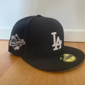 LA new era keps - Storlek: 7 5/8 (60,6cm runt huvudet), Jätte bra skick, stickers är kvar och i bra skick. Syns inte att den är använd. Fråga gärna om fler bilder eller andra saker ni undrar. Säljer för hälften av org pris.