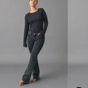 Mörkgrå bootcut jeans - Säljer ett par mörkgrå bootcut jeans från Gina💗.Nypris:500 säljer för 300.  De är bekväma/stretchiga  och nästan helt oanvända, lite täcken på användning längst ner(bild 4💕) . Storlek 24/32