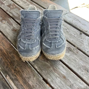 Maison Margiela Skor - Maison Margiela skor,de är i storlek 40-41 och är i bra skick men har lite defekter som att det har gått lite vid tyget men inget farligt.Inga tillbehör,pris sänks alltid vid snabb affär!