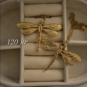 Trollslända halsband guld  - GRATIS GÅVA MED VARGE ORDER!! Supertrendig stockholmsstil tjejer, halsband guld. Vinter ring smycke. Gjord av stål, jag svarar och skickar alltid snabbt!