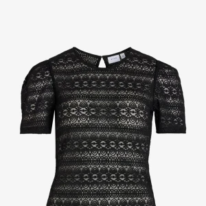 Svart spetsblus från Vila - Den är i jättebra skick och använd väldigt lite. Supersnygg svart blus från Vila med korta ärmar och fint spetsmönster över hela toppen. Blusen har rund halsringning och en liten knappdetalj i nacken. Perfekt för dig som gillar en stilren look!  Nypris 299      Storlek M på etiketten men passar bra på mig som har S