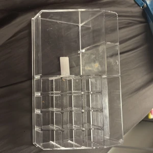 Transparent sminkförvaring i akryl - Snygg och praktisk sminkförvaring i genomskinlig akryl med flera fack i olika storlekar. Perfekt för att organisera sminkborstar, läppstift, mascaror och ögonpennor. Stilren design som passar på sminkbordet eller i badrummet.deras pris 200 mitt pris 100kr