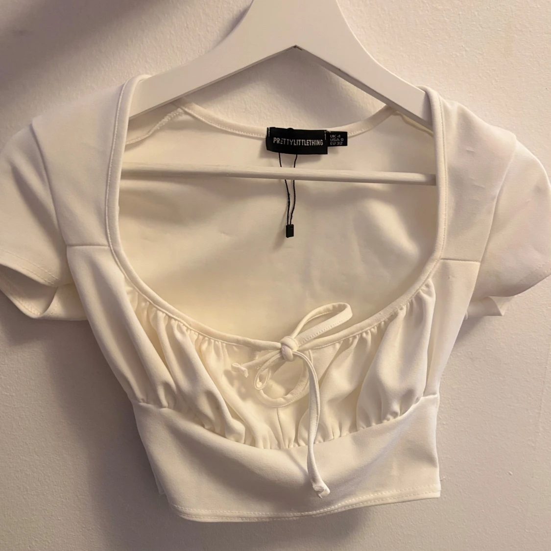 Vit croppad topp PrettyLittleThing