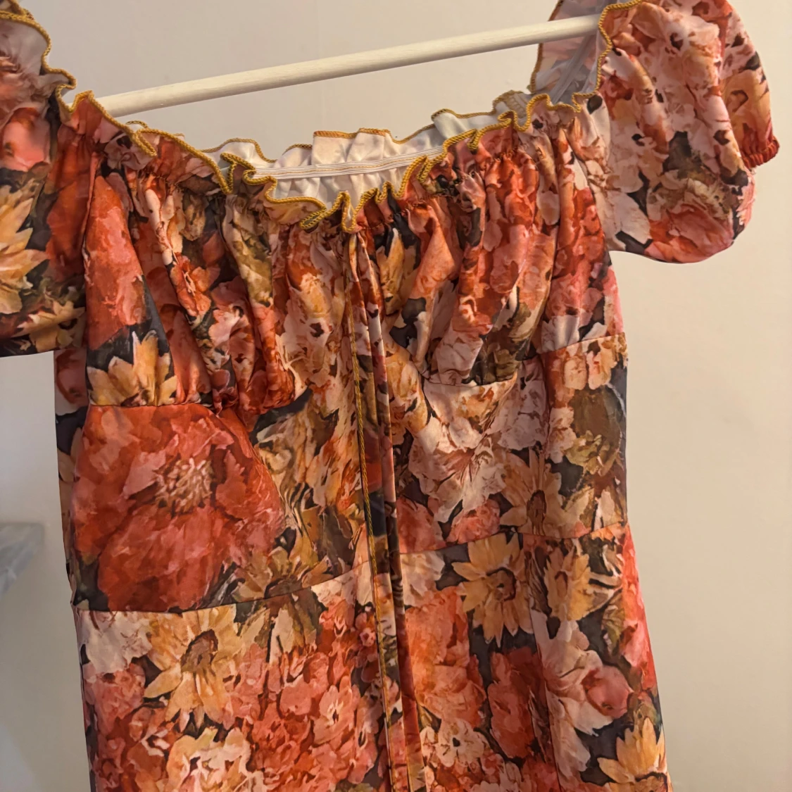 Blommig långklänning med puffärm och slits - 1