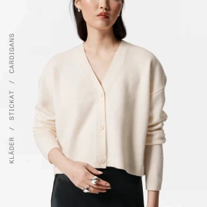 Kofta &otherstories - Köpt nyligen för 890kr därav i nyskick! Bara att fråga om det är något🩷 står stl XS/S. Färgen är som på bilden lite krämvit rosaaktig. 