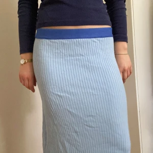 Ribbad midkjol  - Stretchig blå långkjol 