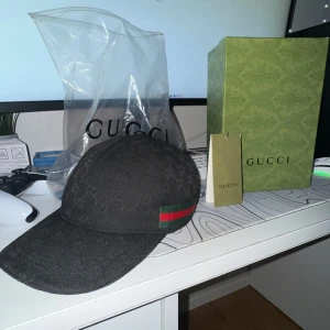 Svart canvas keps - Har bara haft den i en månad inga fel box, zip bag och taggen medföljer pris kan sänkas vid snabbaffär!