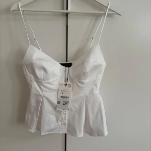 Zara topp blus vit linne knappar  - Zara topp i storlek S, aldrig använd eller provad. Råkade köpa två tyvärr. Den är jättefin💕