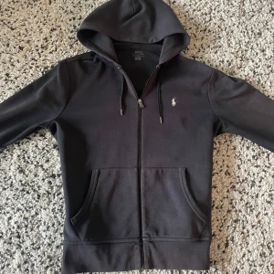 Svart hoodie från Polo Ralph Lauren - Säljer nu en Ralph lauren hoodie i storlek M. Den är i bra skick och i färgen svart. Hör av er vid frågor eller vid funderingar. Pris kan diskuteras !