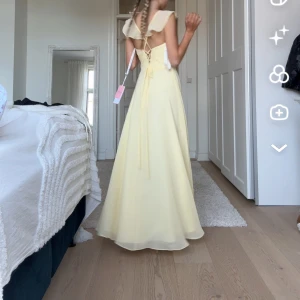 Ljusgul långklänning med snörning - Säljer denna superfina ljusgula (aldrig använda) balklänning från JJ's House. Den är uppsydd samt justerad vid axel partiet. Justerbar i ryggen med hjälp av snörning. Skulle passa dig som är runt 160💕Byst: 80 cm (runt om) Midja: 62 cm (runt om, justerbar rygg)                                                         Höfterna: 88cm (runt om)💕 Hör av dig privat för fler frågor och funderingar💕