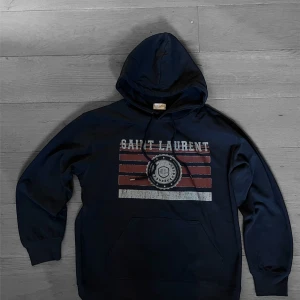 Saint Laurent hoodie  - Skick: 9/10 (som ny)  Färg: Navy blue  Storlek: M sitter som S Äkta: Ja självklart är den äkta! Har bevis på att den är äkta då jag betalde för äktahets koll och den gick igenom (bevis skickas privat om det önskas)! Tags: Nej tyvärr inga tags  Defekter: Nej inga defekter! Vid frågor är det bara att höra av sig!