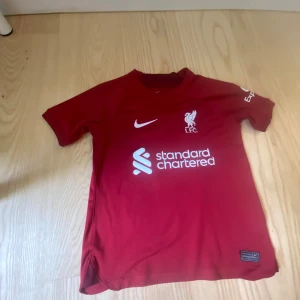 Liverpool FC tröja 22/23 Mohamed Salah - Helt äkta Liverpool FC tröja med Mohamed Salah på ryggen. Tröjan är inte mycket använd och i bra skick. 