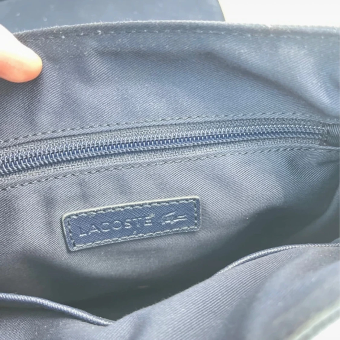 Marinblå axelväska från Lacoste - 2