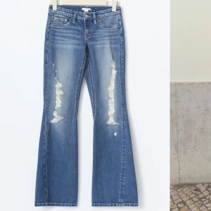 Blå bootcut jeans med slitningar - Snygga blå bootcut jeans med slitna detaljer framtill och coola fickor bak. Jeansen har låg midja🩷 storlek 170 som är slutsåld men passar som S🩷