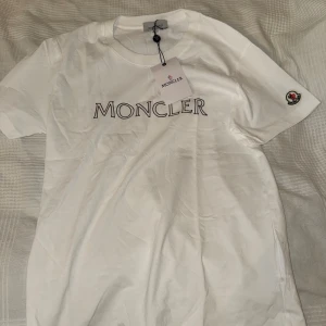 Feet moncler t-shirt - Säljer just nu denna feta Moncler t shirt. Den är perfekt nu i sommar. Helt oanvänd. Strl S passar M.  Pris ej hugget i sten ge prisförslag! Vid frågor skriv!