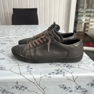 Saint Laurent SL/01  - | Säljer ett par riktigt feta och unika saint Laurent skor som är riktigt sköna | Märke: Saint Laurent | Modell: SL/01 | Skick: 7/10, den enda nackdelen med skorna är att de har tappat lite där fram, men de funkar fortfarande som vanligt och så är det limmat i förebyggande syfte | Storlek: 42 (passar 43) | Skriv till mig vid intresse :) | priset är diskuterbart! |