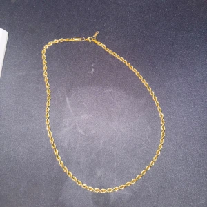 18K guld planterad med tvinnad kedja - Säljer ett snyggt halsband i 18 karat guld planterad. Kedjan har en klassisk design som ger en lyxig känsla och passar perfekt till dig som gillar stilrena smycken. Längden är medellång och låset är robust och enkelt att använda. Jätte fin under sommaren nytt skick har använt den 1 gång max pris kan diskuteras via snabb affär 