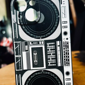 Mjukt mobilskal i retrostil till IPhone 13/14 & 15! - Mobilskal i silikon i retrostil som passar till IPhone 13/14 & 15. I nyskick! 