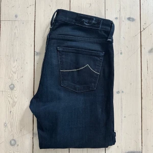  Jacob Cohën - Snygga mörkblå jeans från Jacob Cohën som är gjorda i Italien🇮🇹. Mått: längd 99cm, bredd 37cm. Är 27w men sitter och är som 28w. Inga defekter eller problem, skönt tyg och de sitter som smal passform😃Nypris: runt 3000sek💵. Mitt pris: 650sek💵 kontakta gärna innan köp eller vid frågor👍