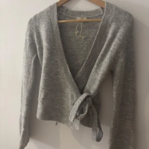 Grå omlott kofta Gina tricot  - Populär och eftertraktad grå omlott kofta från Gina tricot som inte säljs längre  i premium quality i storlek xs, säljer då den inte kommer till användning och därav i nyskick och inga defekter☺️