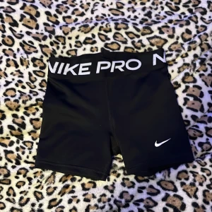 Nike Pro svarta träningstights shorts - Svarta Nike Pro shorts 