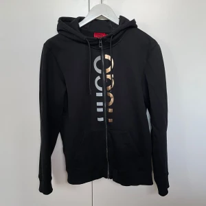  Hugo Boss tröja  - Svart Hugo Boss kofta i finare material.                                                  Nyskick, använd få gånger 
