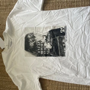 Maison margiela T-shirt - Ruggigt snygg T-shirt från Maison margiela! Storlek L, sitter som en L. !Inte org1nal!