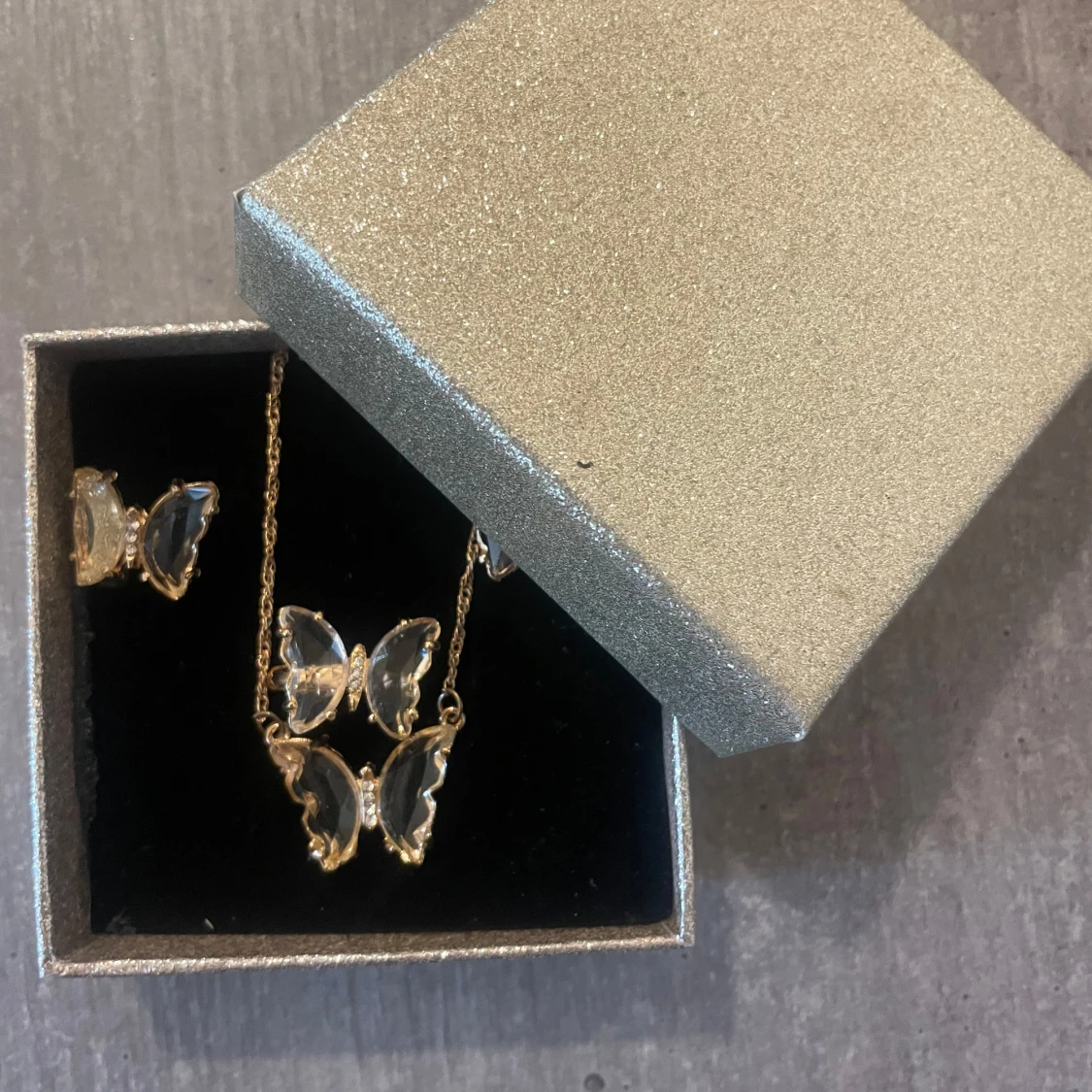 Smyckeset med fjärilar i guld och glas - 1