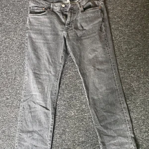 Gråa jeans   - Gråa jeans från H&M använda fåtal gånger 