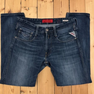 Blå Replay Anbass W31 L30 - Tvärfeta Replay Anbass | W31 L30, modellen på sista bilden är ca 170cm och 54kg | skick 8/10, inga tydliga defekter vad vi kan se | skriv för fler bilder eller om du har någon fundering. En liten defekt mellan benen, skriv för bild.