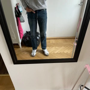 Jeans - Snygga blå jeans från H&M i rak modell med klassisk femficksdesign. Jeansen har en mörk tvätt med lätt slitning och är tillverkade i bomull, varav 20% är återvunnen. Perfekta för en clean och avslappnad look. Jeansen är helt nya och kostar 400kr nya mitt pris 200kr. Jag är 182cm och väger närmare 75kg och de passar mig men är lite för småa.