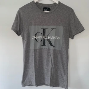 Grå Calvin Klein T-shirt  - Säljer denna grå Calvin Klein T-shirt. Storlek S i väldigt bra skick. 