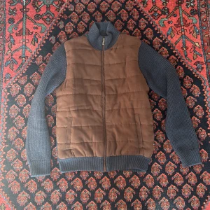 Brun mocka och cashmere overshirt - Sjukt snygg cardigan, brun mocka och mörkblått stickat runt om. Köpt i Italien 🇮🇹, Rom där märket kommer ifrån för ca 2400kr.