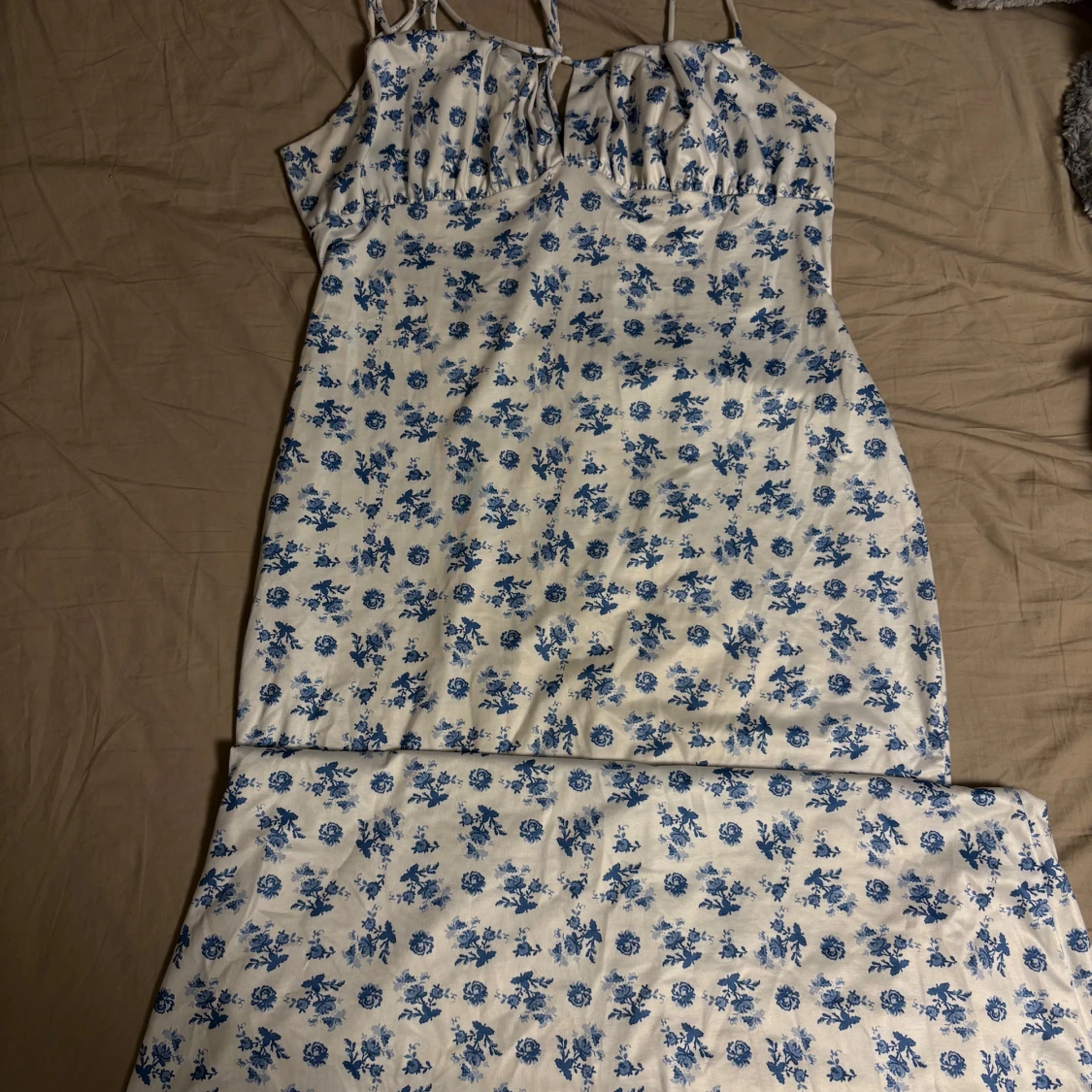 Vit långklänning med blå blommor