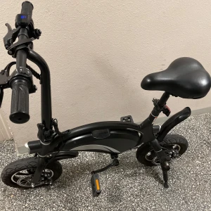 Elscooter  - Hej jag vill gärna sälja min gamla elscooter den har bara legat hemma i onödan,  tänker sälja den för jag har skaffat mig en ny och blivit för stor för denna. Max hastighet 25km/h och sträckan är 25 km per lad,  Pris helt ny 6350kr