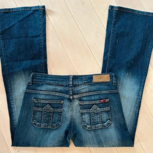 Lågmidjade bootcut jeans  - Super fina jeans från only som inte kommer till någon användning längre. De är storlek w30 L32 vilket motsvarar en M men de är avklippta för att passa någon som är runt 160-165❣️hör av er vid frågor med mera 