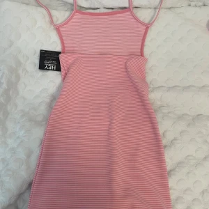 Rosa klänning från Nelly  - Rosa klänning köpt från Nelly. Helt ny med lappen på💕
