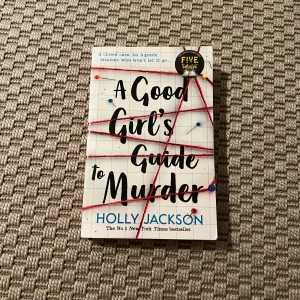 A Good Girl's Guide to Murder - En spännande thriller om Pippa som gräver i ett gammalt mordfall för sitt skolprojekt. Perfekt för dig som gillar mysterier, hemligheter och oväntade vändningar. En modern deckare som håller dig på helspänn från första till sista sidan🤩I väldigt bra skick. Boken är på engelska!