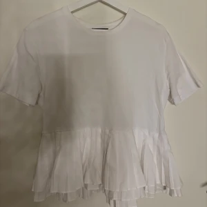 Vit blus med plisserad volangkant - Supersöt vit blus med volanger nedtill, ÄLSKAR💕💕