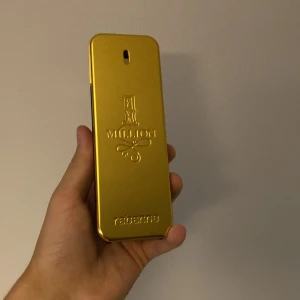 Paco Rabanne 1 Million EdT 100ml - 1 Million Eau de Toilette från Paco Rabanne i en ikonisk guld- och svartfärgad flaska som liknar en guldtacka. Flaskan rymmer 100 ml och har en stilren, rektangulär form med metallisk finish och präglad logga framtill. Skulle säga att de är 95% parfym kvar. Det är bara att höra av sig vid frågor eller funderingar 😄