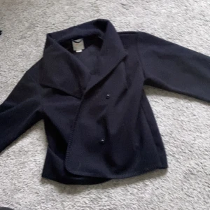 Mörkblå kappa  - Säljer min mörkblåa kappa från Gina Tricot Young perfekt till vår, höst🫶🏼den har aldrig använts!
