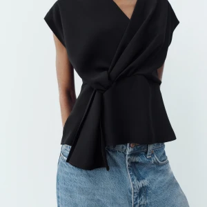 Svart Zara topp - Supersnygg topp från Zara med knytning! Använd några få gånger!