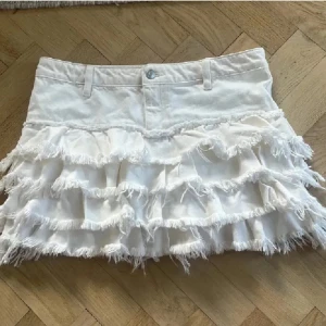 SÖKER!! Vit jeanskjol med volange från Monki - SÖKER! Skriv om ni säljer💗